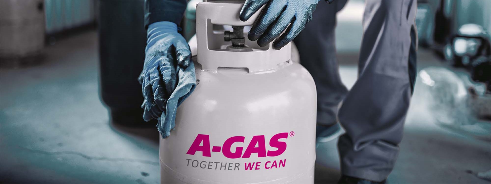 engineer handling gas cyclinder