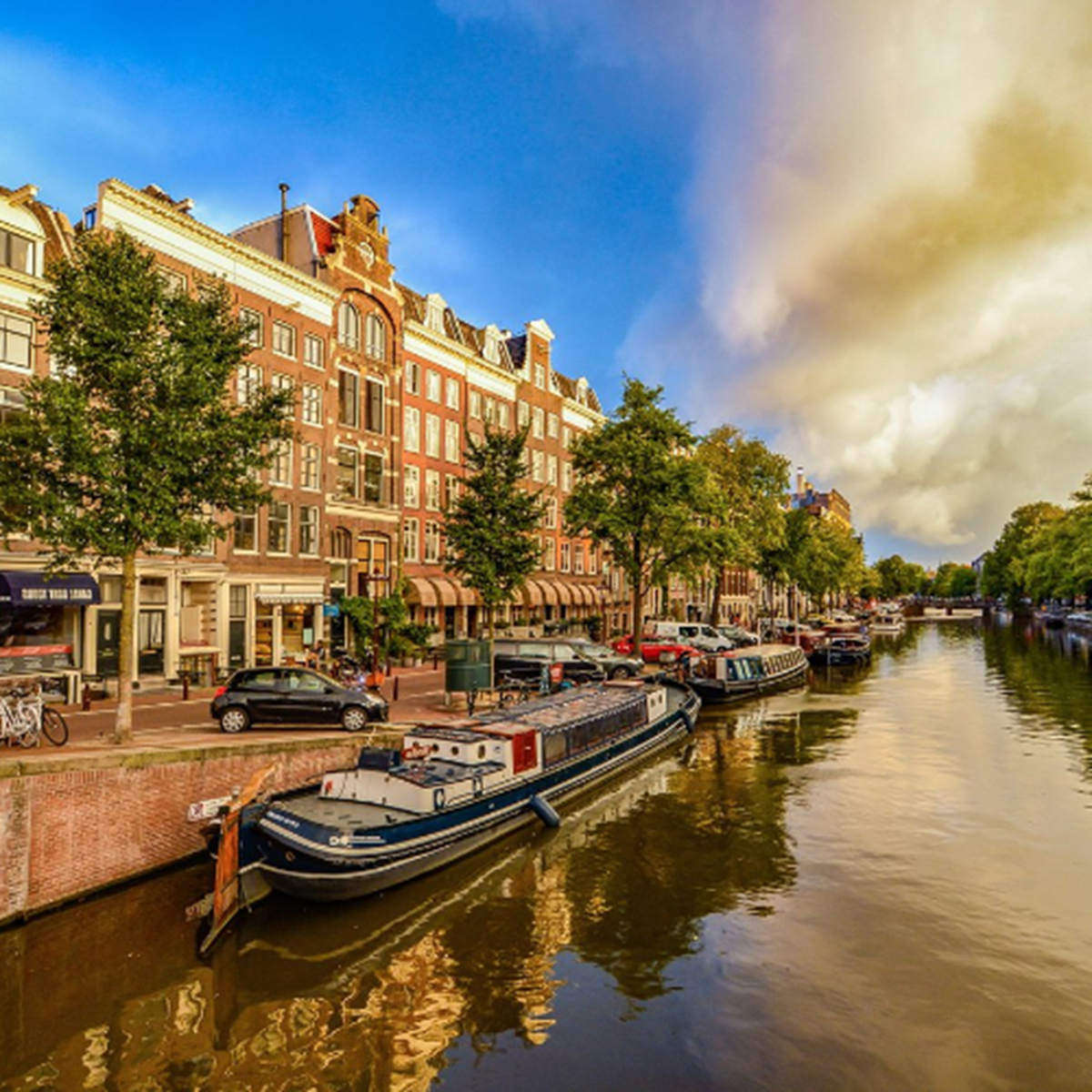 An image of canal boats in the Amsterdam canal