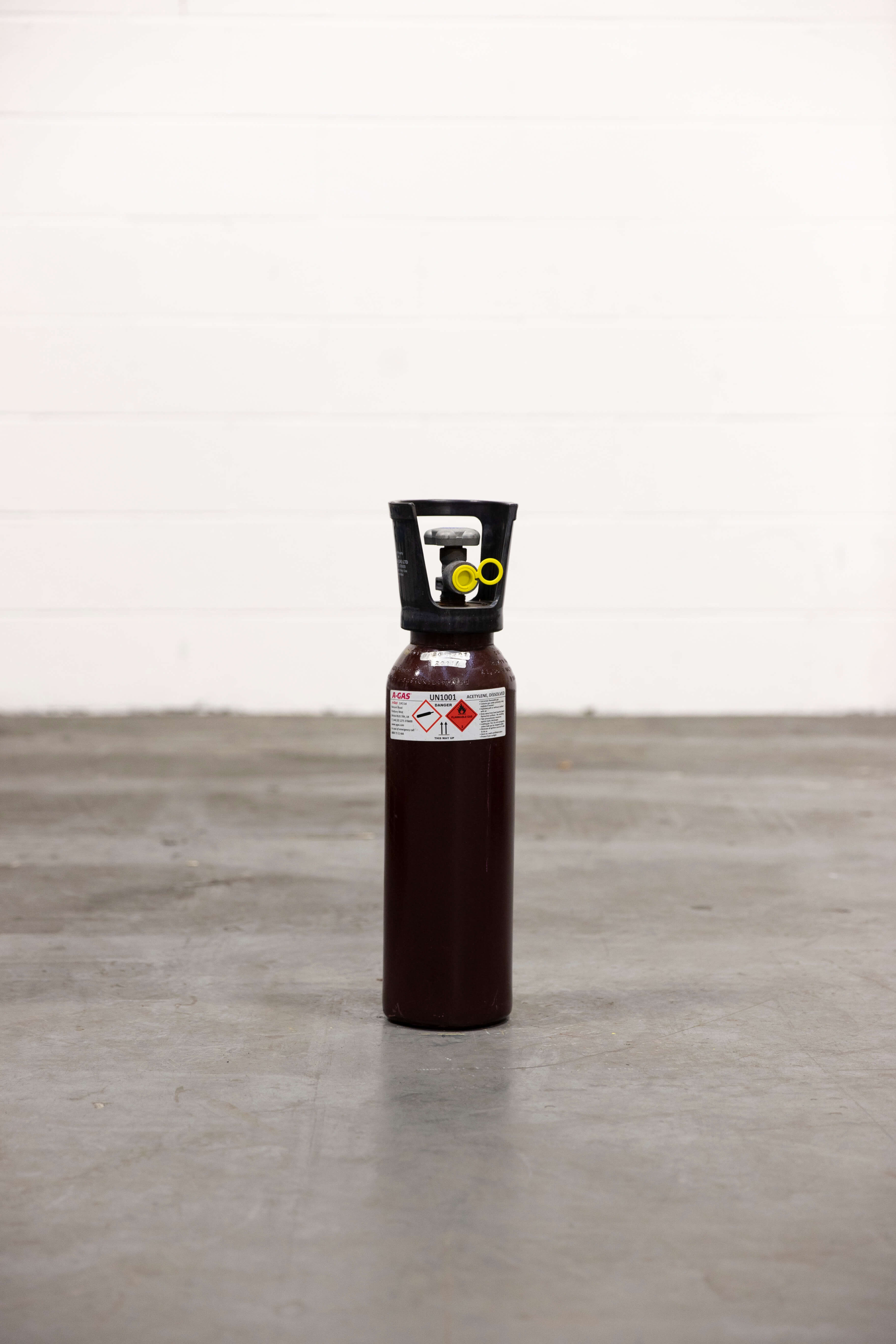 photograph of cylinder containing Acetylene